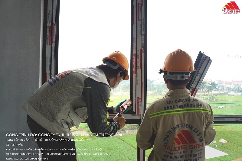 Bơm keo Silicone để ngăn nước mưa, gió và bụi bẩn